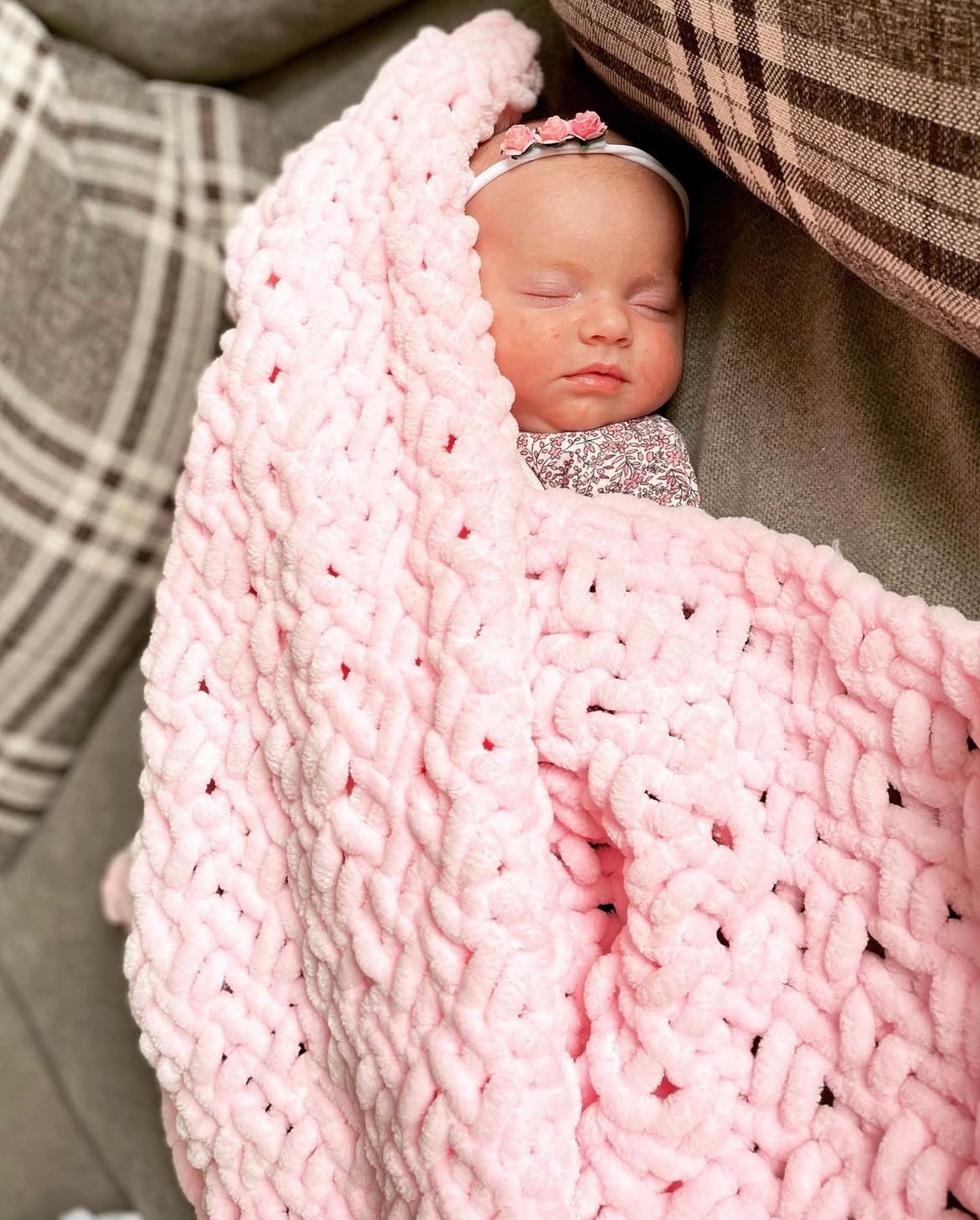 Hand-Knitted Chenille Baby Blanket | Soft, Hypoallergenic & Cosy